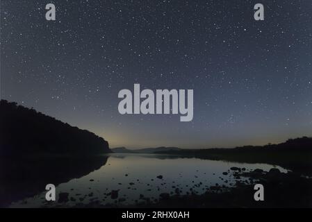 Hadrianswall unter einem sternenklaren Nachthimmel - Crag Lough. Stockfoto