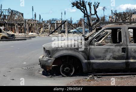 Lahaina, Vereinigte Staaten. August 2023. Zerstörte und verbrannte Fahrzeuge nach den Waldbränden, die am 18. August 2023 in Lahaina, Maui, Hawaii, über West-Maui fegten. Waldbrände, die durch starke Winde angefacht wurden, töteten mindestens 100 Menschen und zerstörten Tausende von Häusern auf der Insel. Ausweis: SPC. Sean Walker/USA Nationalgarde/Alamy Live News Stockfoto