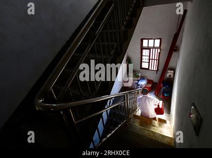 (230819) -- NANCHANG, 19. August 2023 (Xinhua) -- Xiao Jiulin bereitet sich auf Hausbesuche in seiner Klinik im Dorf Yangang im Kreis Yudu in der ostchinesischen Provinz Jiangxi am 15. August 2023 vor. MIT „Funktion: Körperbehinderter Arzt bietet Grundversorgung für Hunderte“ (Xinhua/Hu Chenhuan) Stockfoto