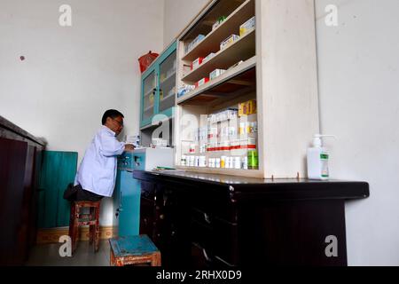 (230819) -- NANCHANG, 19. August 2023 (Xinhua) -- Xiao Jiulin arbeitet in der Apotheke seiner Klinik im Dorf Yangang im Kreis Yudu, ostchinesische Provinz Jiangxi, 15. August 2023. MIT „Funktion: Körperbehinderter Arzt bietet Grundversorgung für Hunderte“ (Xinhua/Hu Chenhuan) Stockfoto