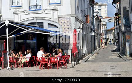 Restaurant „Cafe Central“ Aveiro mit Gästen, die draußen auf dem Bürgersteig essen, traditionelles portugiesisches bebautes Gebäude Stockfoto