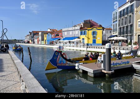 Am Ende des Kanals mit schwimmender Bootsanlegestelle von Aveiro no Coração - Passeios de Barco mit Moliceiro Bootsfahrten, Aveiro, Portugal Stockfoto