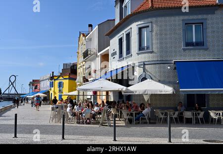 Restaurant „Cafe Central“ Aveiro mit Gästen, die draußen auf dem Bürgersteig essen, traditionelles portugiesisches bebautes Gebäude Stockfoto