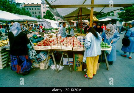 Berlin, Deutschland, kleine Gruppe von Menschen, Frauen, Shopping im Outdoor Farmers Market, Kreuzberg, türkische Einwanderer Stockfoto