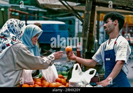 Berlin, Deutschland, kleine Gruppe von Menschen, Frauen, Talking Shopping in Outdoor Farmers Market, Kreuzberg, türkische Einwanderer, Viertel, Frauen aus den 1990er Jahren außerhalb der Straße Stockfoto