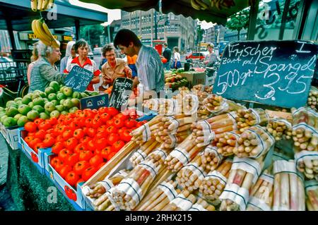 Berlin, Deutschland, kleine Gruppe von Menschen, Frauen, Einkaufen auf dem Bauernmarkt im Freien, Kreuzberg, türkische Einwanderer, Bauernleben Stockfoto