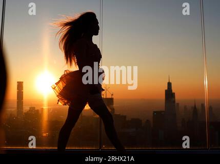 New York, Usa. August 2023. Fotografen und Influencer genießen die Aussicht auf die Skyline von Manhattan beim World Photography Day Sunrise Event am 19. August 2023 im Edge Hudson Yards in New York City. Foto von John Angelillo/UPI Credit: UPI/Alamy Live News Stockfoto