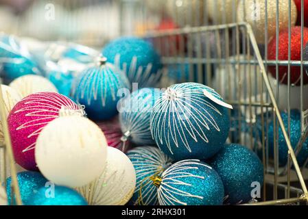 Blaue Weihnachtskugeln für den Weihnachtsbaum. Weihnachtliches Dekor im Supermarkt. Weihnachtsdekoration. Stockfoto