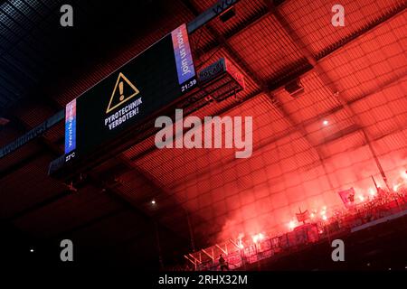 Pyrotechnik im Fanblock von M, Zuschauer sitzen unten, Pyrotechnik ist auf der Anzeigetafel verboten!, Fußball 1. Bundesliga, 1. Spieltag, SV Werder Bremen (HB) - FC Bayern München (M) 0:4, am 18. August 2023 in Bremen/Deutschland. #DFL-Vorschriften verbieten die Verwendung von Fotos als Bildsequenzen und/oder Quasi-Video # Stockfoto