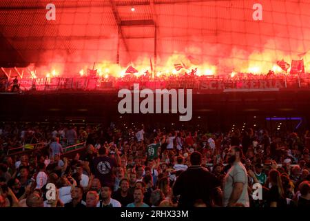 Pyrotechnik im Fanblock von M, Zuschauer sitzen darunter, Fußball 1. Bundesliga, 1. Spieltag, SV Werder Bremen (HB) - FC Bayern München (M) 0:4, am 18. August 2023 in Bremen/Deutschland. #DFL-Vorschriften verbieten die Verwendung von Fotos als Bildsequenzen und/oder Quasi-Video # Stockfoto