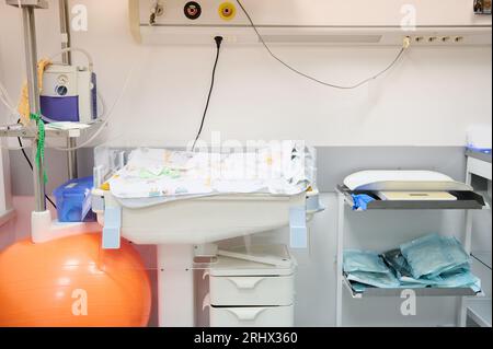 Neonataler Inkubator und Gewichte für Neugeborene, Teil der medizinischen Ausstattung des Entbindungsraums in der modernen Entbindungsklinik. Das Konzept der Geburt und c Stockfoto