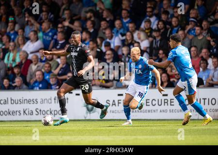 Emile Acquah 20 von Barrow AFC in Aktion während des Spiels der Sky Bet League 2 zwischen Stockport County und Barrow im Edgeley Park Stadium, Stockport am Samstag, den 19. August 2023. (Foto: Mike Morese | MI News) Credit: MI News & Sport /Alamy Live News Stockfoto