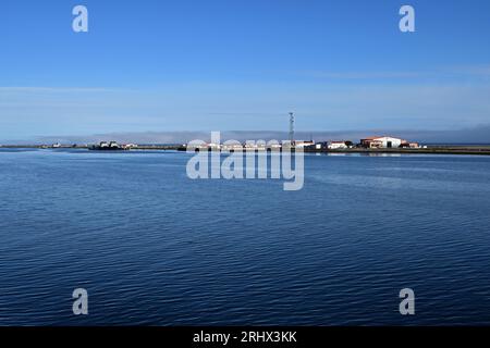 Coast Guard Station am Ediz Hook im Hafen von Port Angeles, Washington, an einem klaren sonnigen Sommermorgen. Stockfoto