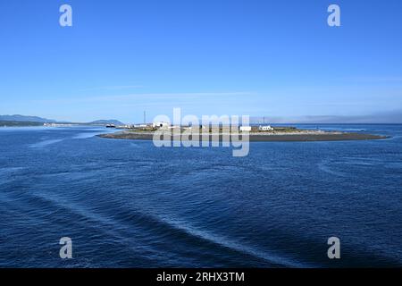 Coast Guard Station am Ediz Hook im Hafen von Port Angeles, Washington, an einem klaren sonnigen Sommermorgen. Stockfoto