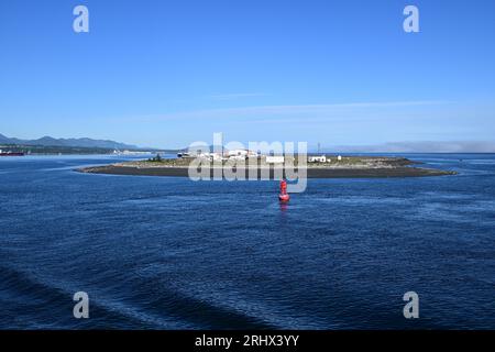 Coast Guard Station am Ediz Hook im Hafen von Port Angeles, Washington, an einem klaren sonnigen Sommermorgen. Stockfoto