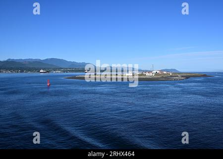 Coast Guard Station am Ediz Hook im Hafen von Port Angeles, Washington, an einem klaren sonnigen Sommermorgen. Stockfoto