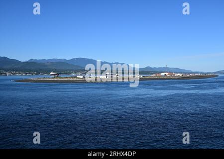 Coast Guard Station am Ediz Hook im Hafen von Port Angeles, Washington, an einem klaren sonnigen Sommermorgen. Stockfoto