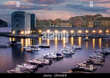 Dubrovnik (kroatisch: [dǔbroːʋniːk], historisch bekannt als Ragusa (italienisch: [raˈɡuːza]) ist eine Stadt im südlichen Dalmatien, Kroatien, an der Adria. Stockfoto