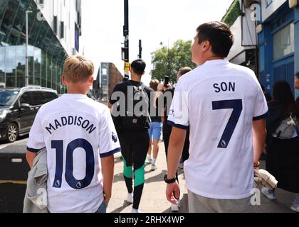 X19th August 2023; Tottenham Hotspur Stadium, London, England; Premier League Football, Tottenham Hotspur gegen Manchester United; Tottenham Hotspurs-Fans, die im Tottenham Hotspur Stadium ankommen, tragen Shirts von James Maddison und Son Heung-Min Stockfoto