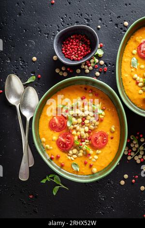 Hausgemachte Linsensuppe aus Paprika und Hülsenfrüchten. Gelbe Linsensuppe aus Gemüse. Stockfoto