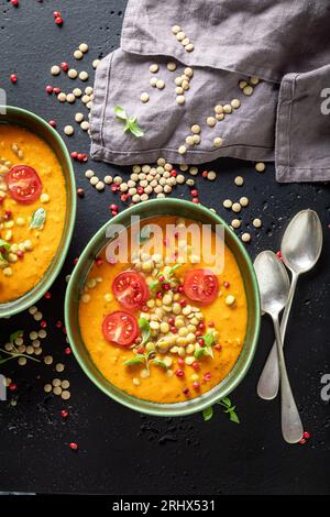 Gesunde Linsensuppe als würzige und gesunde Vorspeise. Gelbe Linsensuppe aus Gemüse. Stockfoto