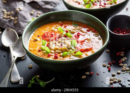 Hausgemachte Linsensuppe als würzige und gesunde Vorspeise. Gelbe Linsensuppe aus Gemüse. Stockfoto