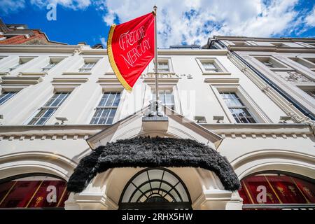 Eine gießende Version seines Schnurrbarts am Eingang – Freddie Mercury’s gesamte persönliche Sammlung wird in diesem Sommer erstmals in einer einmonatigen Ausstellung im Sotheby’s in London der Öffentlichkeit vorgestellt. Die Ausstellung wird am 4. August eröffnet und bis zum 5. September, vor den Auktionen, zu sehen sein. Stockfoto