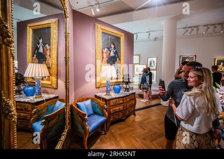 Ein Paar nutzt einen seiner Spiegel für ein Selfie – Freddie Mercury’s gesamte persönliche Sammlung wird in diesem Sommer erstmals in einer einmonatigen Ausstellung im Sotheby’s in London der Öffentlichkeit vorgestellt. Die Ausstellung wird am 4. August eröffnet und bis zum 5. September, vor den Auktionen, zu sehen sein. Stockfoto