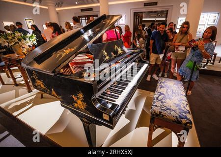 Sein Broadwood Grand Piano, geschätzt £ 40.000-60.000 – Freddie Mercury’s gesamte persönliche Sammlung wird in diesem Sommer erstmals in einer einmonatigen Ausstellung im Sotheby’s in London der Öffentlichkeit vorgestellt. Die Ausstellung wird am 4. August eröffnet und bis zum 5. September, vor den Auktionen, zu sehen sein. Stockfoto