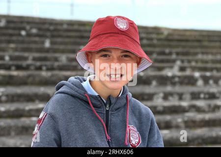 Gayfield, Arbroath, Großbritannien. August 2023. Scottish Championship Football, Arbroath versus Queens Park; Arbroath Fan Credit: Action Plus Sports/Alamy Live News Stockfoto