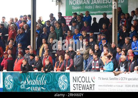 Gayfield, Arbroath, Großbritannien. August 2023. Scottish Championship Football, Arbroath versus Queens Park; Arbroath Fans Credit: Action Plus Sports/Alamy Live News Stockfoto