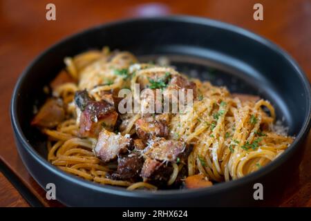 Spaghetti mit geräuchertem Schweinefleisch und Parmesqan auf dem Teller Stockfoto