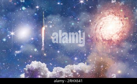 Raketen fliegen in den Weltraum am Sternenhimmel. Das Raumschiff fliegt mit Rauchwolken in den Weltraum. Stockfoto