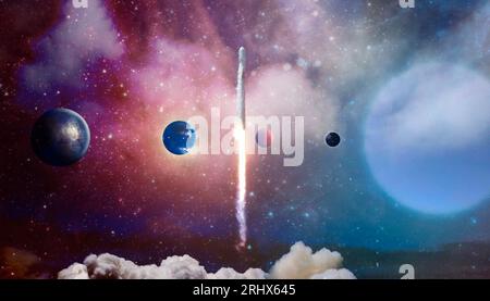 Raketen fliegen in den Weltraum am Sternenhimmel. Das Raumschiff fliegt mit Rauchwolken in den Weltraum. Stockfoto