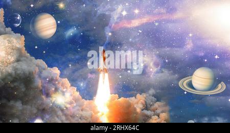 Raketen fliegen in den Weltraum am Sternenhimmel. Das Raumschiff fliegt mit Rauchwolken in den Weltraum. Stockfoto