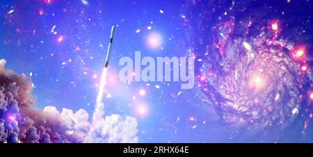 Raketen fliegen in den Weltraum am Sternenhimmel. Das Raumschiff fliegt mit Rauchwolken in den Weltraum. Stockfoto