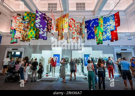 Einige seiner vielen Kimonos und anderen Outfits – Freddie Mercury’s gesamte persönliche Kollektion wird in diesem Sommer erstmals in einer einmonatigen Ausstellung im Sotheby’s in London der Öffentlichkeit vorgestellt. Die Ausstellung wird am 4. August eröffnet und bis zum 5. September, vor den Auktionen, zu sehen sein. Stockfoto