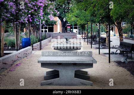 Am frühen Morgen an den Tischtennisplatten am San Jacinto Plaza in der Innenstadt von El Paso, Texas. Stockfoto