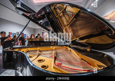 Sein Yamaha G2 Baby Grand Piano, EST £2-3m - Freddie Mercury’s gesamte persönliche Sammlung wird in diesem Sommer erstmals in einer einmonatigen Ausstellung im Sotheby’s in London der Öffentlichkeit vorgestellt. Die Ausstellung wird am 4. August eröffnet und bis zum 5. September, vor den Auktionen, zu sehen sein. Stockfoto