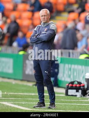 Blackpool, Großbritannien. August 2023. Neil Critchley, Manager von Blackpool während des Spiels Blackpool vs Leyton Orient in Bloomfield Road, Blackpool, Großbritannien, 19. August 2023 (Foto: Steve Flynn/News Images) in Blackpool, Großbritannien am 19. August 2023. (Foto von Steve Flynn/News Images/SIPA USA) Credit: SIPA USA/Alamy Live News Stockfoto