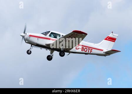 Piper PA-28-151 Cherokee Warrior Light Aircraft G-BOTF startet am London Southend Airport, Essex, UK. Stockfoto