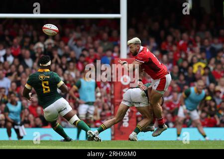 Cardiff, Großbritannien. August 2023. Johnny Williams aus Wales verpasst sich während des Kampfes. Vodafone Summer Series 2023 Match, Wales gegen Südafrika im Principality Stadium in Cardiff am Samstag, den 19. August 2023. pic by Andrew Orchard/Andrew Orchard Sports Photography/Alamy Live News Credit: Andrew Orchard Sports Photography/Alamy Live News Stockfoto