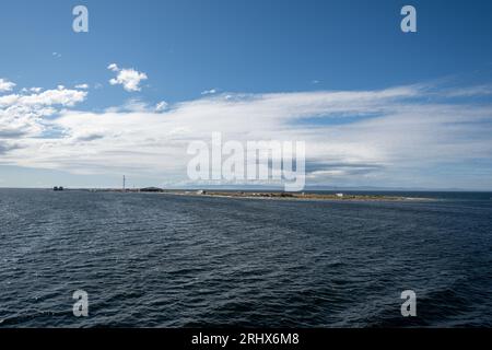 Coast Guard Station am Ediz Hook im Hafen von Port Angeles, Washington, unter hellem Sommernachmittagsbewölk. Stockfoto