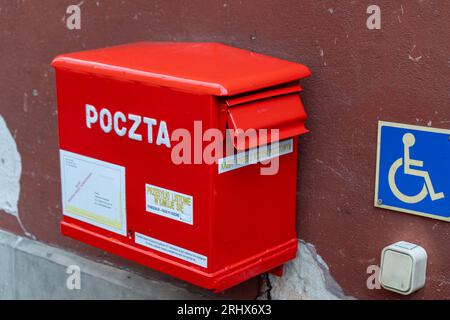Polnische rote Mailbox auf der Straße. Box für Briefe und Briefsendungen. Warschau, Polen - 23. Juli 2023. Stockfoto