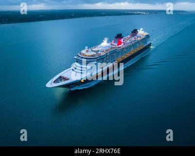 Disney Dream ist ein Kreuzfahrtschiff, das von der Disney Cruise Line betrieben wird, die zur Walt Disney Company gehört. Ankunft in Southampton. Stockfoto