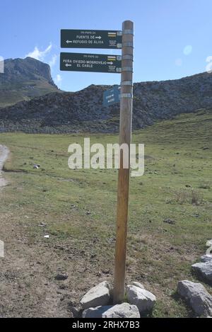 Wegweiser am Puertos de Aliva, Picos de Europa, Spanien, mit Hinweisschildern für Fuente de, Refugio de Aliva, Pena Oviedo, Mogrovejo und El Cable. Stockfoto