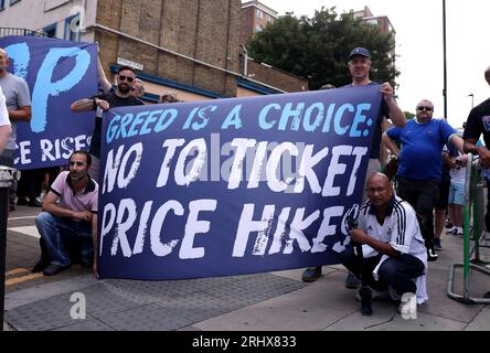 London, Großbritannien. August 2023. Tottenham Hotspur-Fans versammeln sich vor dem Stadion, um gegen die Ticketpreise für Spiele vor dem Spiel der Premier League im Tottenham Hotspur Stadium in London zu protestieren. Das Bild sollte lauten: Paul Terry/Sportimage Credit: Sportimage Ltd/Alamy Live News Stockfoto