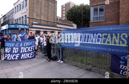 London, Großbritannien. August 2023. Tottenham Hotspur-Fans versammeln sich vor dem Stadion, um gegen die Ticketpreise für Spiele vor dem Spiel der Premier League im Tottenham Hotspur Stadium in London zu protestieren. Das Bild sollte lauten: Paul Terry/Sportimage Credit: Sportimage Ltd/Alamy Live News Stockfoto