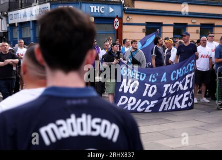 London, Großbritannien. August 2023. Tottenham Hotspur-Fans versammeln sich vor dem Stadion, um gegen die Ticketpreise für Spiele vor dem Spiel der Premier League im Tottenham Hotspur Stadium in London zu protestieren. Das Bild sollte lauten: Paul Terry/Sportimage Credit: Sportimage Ltd/Alamy Live News Stockfoto