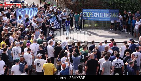 London, Großbritannien. August 2023. Tottenham Hotspur-Fans versammeln sich vor dem Stadion, um gegen die Ticketpreise für Spiele vor dem Spiel der Premier League im Tottenham Hotspur Stadium in London zu protestieren. Das Bild sollte lauten: Paul Terry/Sportimage Credit: Sportimage Ltd/Alamy Live News Stockfoto